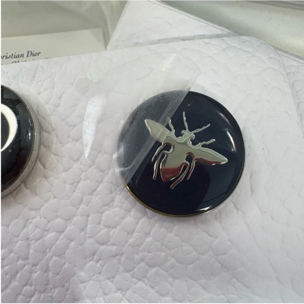 Dior beauty gift pin set - Picture 4 of 7